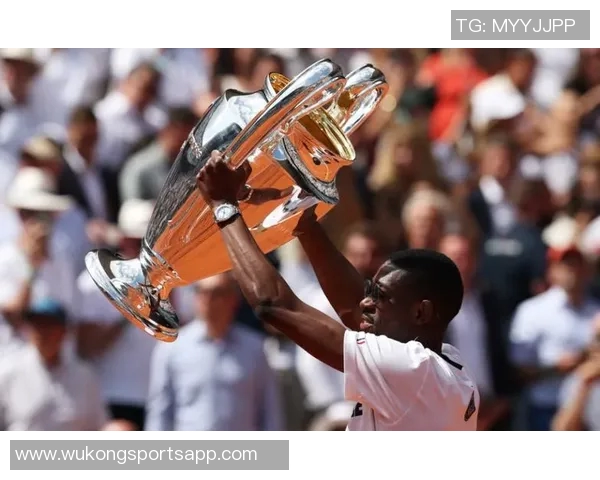 登贝莱荣获金球奖归乡庆祝引发家乡热烈反响 登贝莱荣获金球奖归乡庆祝引发家乡热烈反响