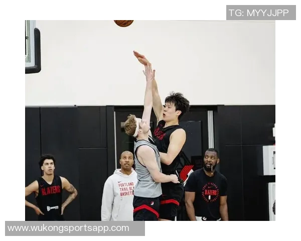 杨瀚森禁区内如壁垒般坚固原地起跳封盖对手上篮展现绝佳防守技巧